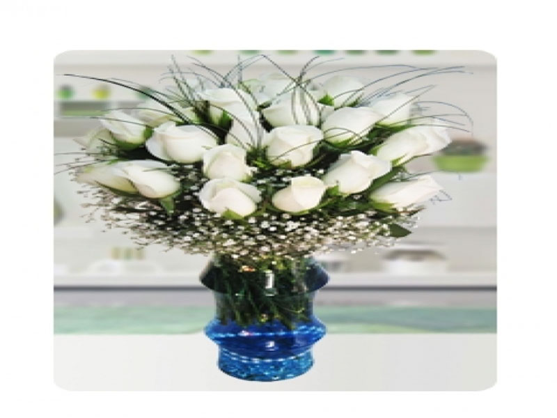 Mavi Vazoda Beyaz Güller
